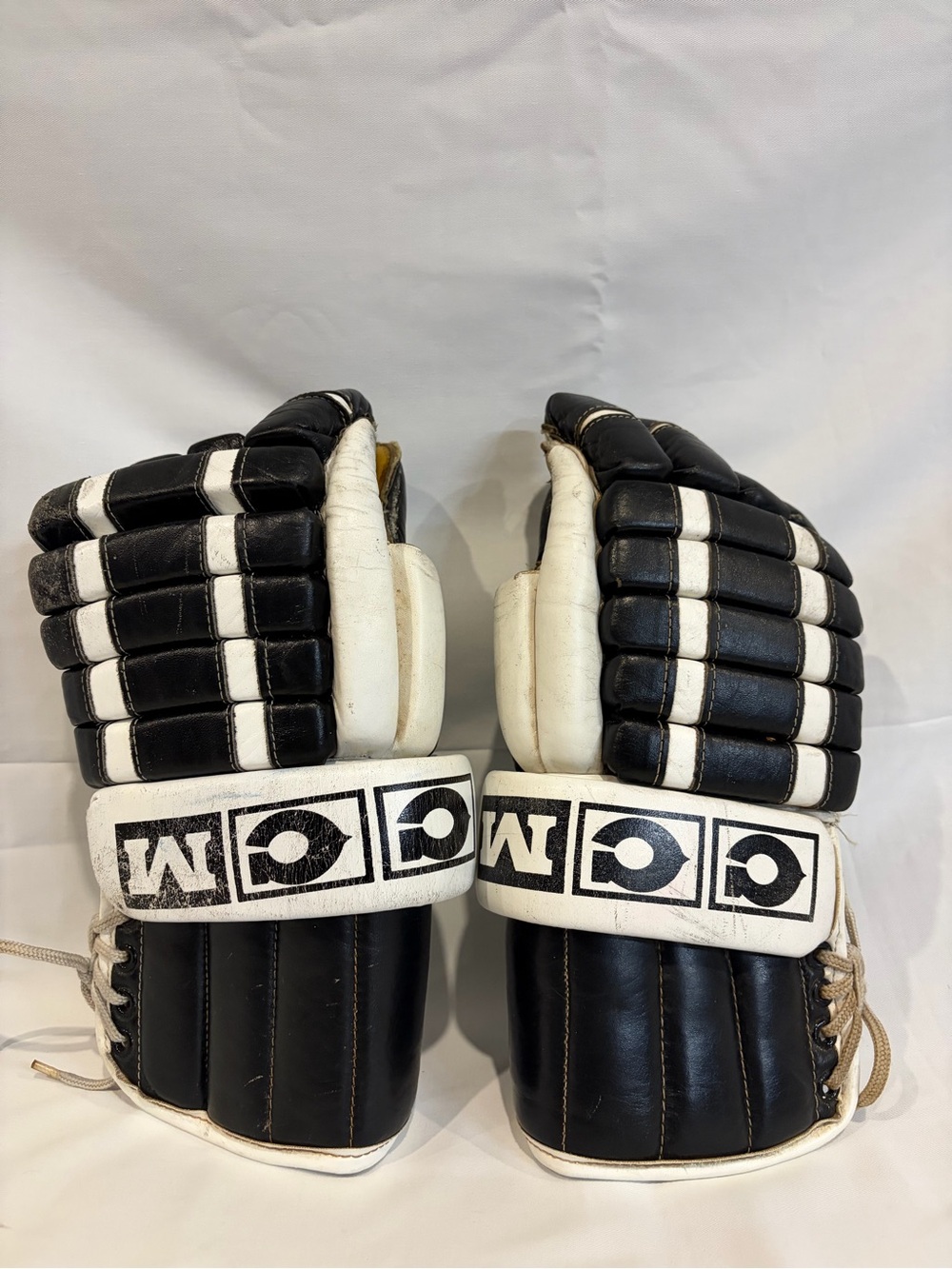 Vintage Cooper Pro-Guard M-HG1500 Hockey Gloves – Black & White Boston Bruins